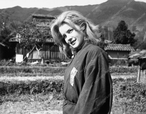 The beautiful Carroll Baker enjoys the outdoors 5310-15