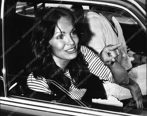 candid Jaclyn Smith shows up and signs autographs for the fans 5328-19