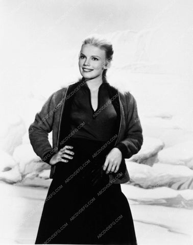 Marta Kristen in light summer coat fashion 5388-20