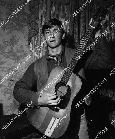 candid Randy Boone strumming his guitar 5588a-006