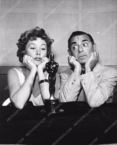 funny photo Gloria Grahame Eddie Cantor staring at Oscar Statue 5599-05