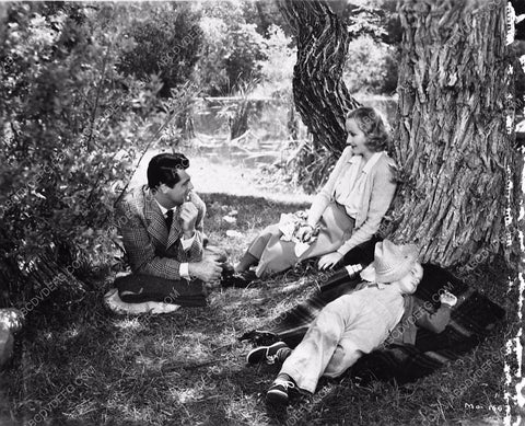 Cary Grant Carole Lombard Peggy Ann Garner have a picnic film In Name Only 5610-06