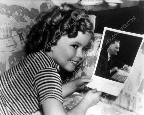 Shirley Temple admires her picture of President Roosevelt 5611a-07
