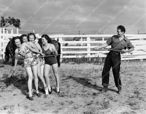 Victor Jory clowning around with the girls Lillian Roth ? 5661-05