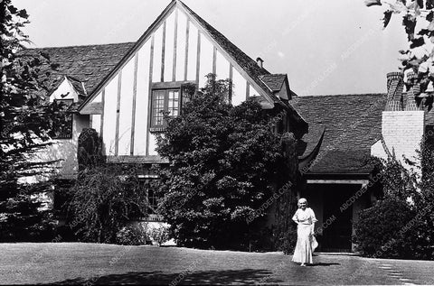 candid Carole Lombard on the front lawn at her home 5715-34