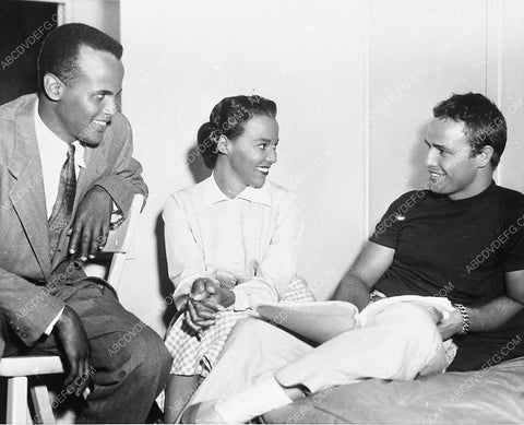 candid Marlon Brando gets visit Harry Belafonte & Dorothy Dandridge 5717-08