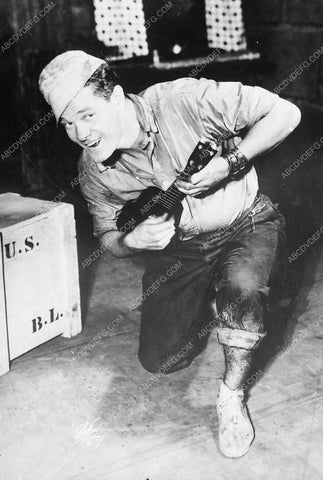 candid Paul Kelly plays his ukulele 5717-13