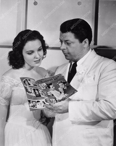 candid Linda Darnell & Ern Westmore go over makeup techniques in his magazine 5765a-18