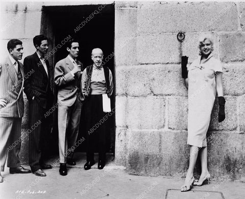 Jayne Mansfield and some onlookers 5956-09