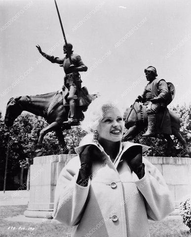 Jayne Mansfield posing in front of some statues 5956-13