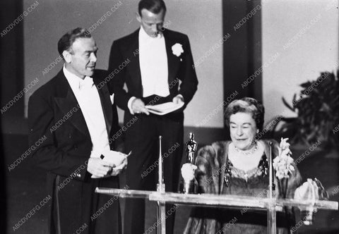 Academy Awards Dean Jagger Fred Astaire Josephine Hull w Oscar Statue 5956-21