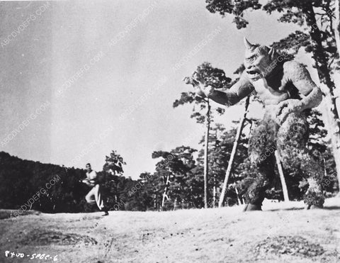 Kerwin Matthews running from the cyclops film The 7th Voyage of Sinbad 5969-04