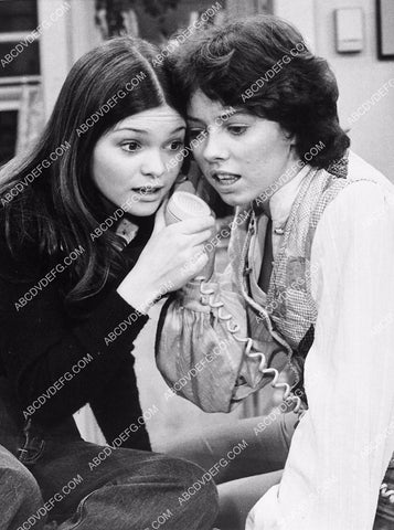 Valerie Bertinelli Mackenzie Phillips on the telephone TV One Day at a Time 6006-33