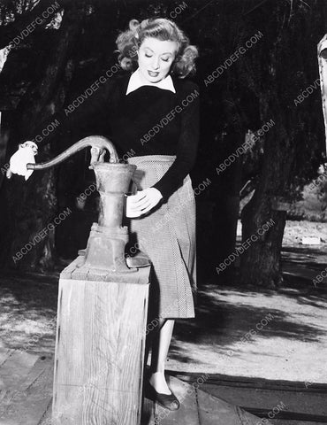 candid Greer Garson pumping herself a cup of water 6016-34