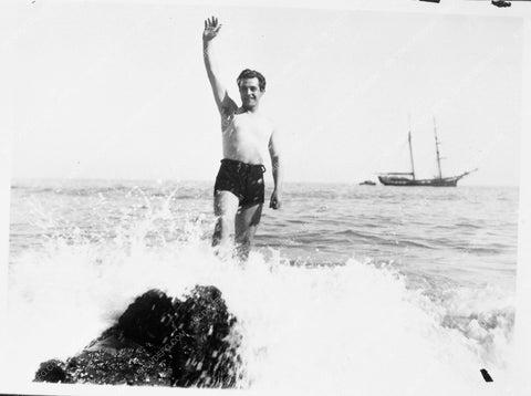 beefcake Ramon Novarro on the beach 6032-17