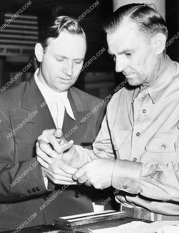 Gene Autry getting fingerprinted 6103-11