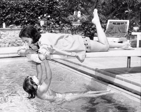 candid Hollywood Marisa Pavan & daughter at home in the pool 6252-04