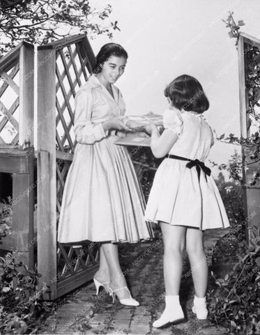 candid Hollywood Marisa Pavan & daughter at home getting the mail 6252-06