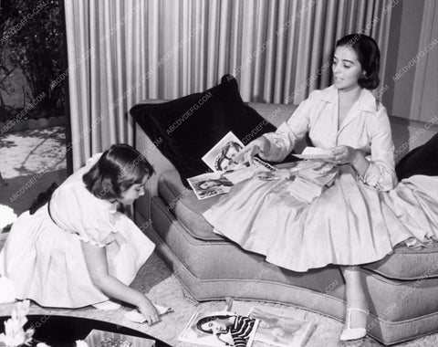 candid Hollywood Marisa Pavan & daughter at home looking at pictures 6252-07