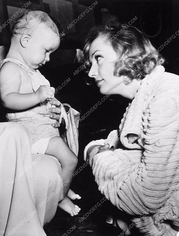 candid Carole Lombard w the baby on set film Made for Each Other 6272-04