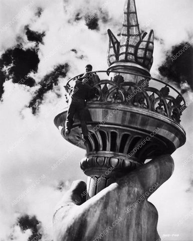 Robert Cummings and bad guy hanging from Statue of Liberty film Saboteur 6273-10