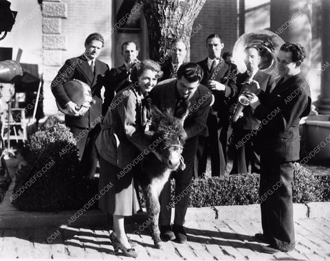 candid Janet Gaynor Robert Taylor w a donkey and a small band 6273-25