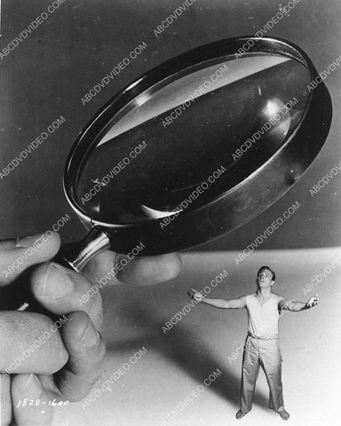 Grant Williams under the magnifying glass film The Incredible Shrinking Man 6397-30