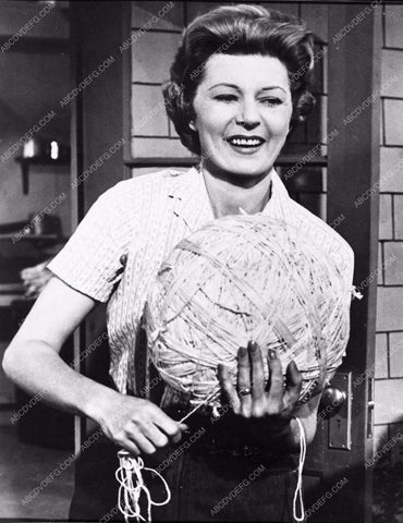 Harriet Nelson and ball of twine TV Adv of Ozzie and Harriet 6477-27