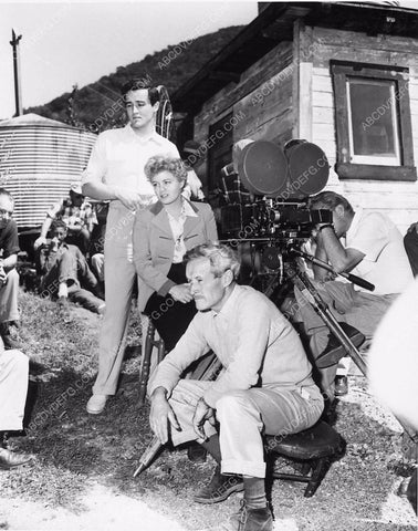 candid William Wellman Shelley Winters Vittorio Gassman on set 6556-22