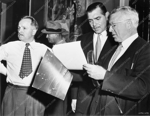 candid Clark Gable behind the scenes To Please a Lady 6572-34