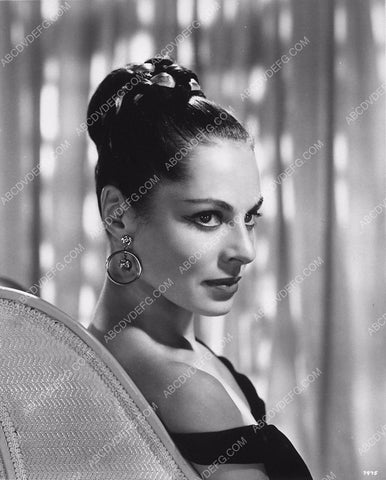 striking Viveca Lindfors portrait 6619-09