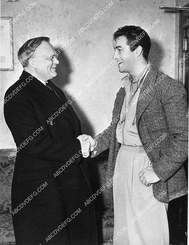 candid Robert Taylor and friend 6628-01