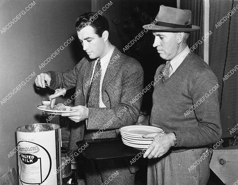 candid Robert Taylor gets some hot dogs and kraut for lunch 6628-36