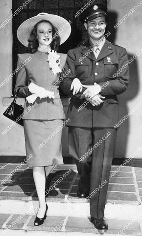 Red Skelton in uniform w his wife Edna 6851-017