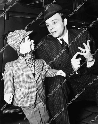 Edgar Bergen goes over some fine points w Charlie McCarthy 6869-004
