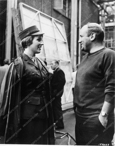 Julie Andrews behind the scenes The Americanization of Emily 6902-32