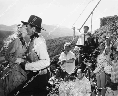 Julie London, Gary Cooper, director Anthony Mann & camera crew film Man of the West 6943-002