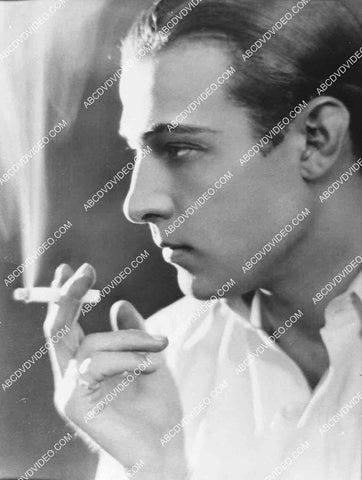 Rudolph Valentino w cigarette portrait 6975-029