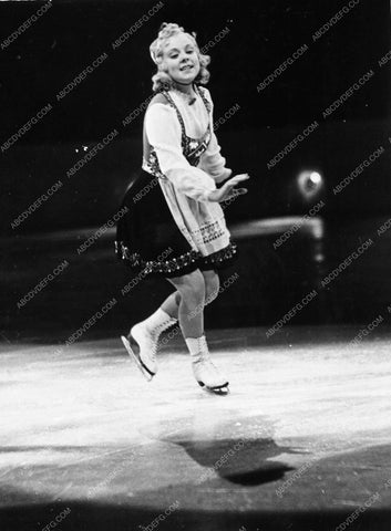 Sonja Henie on ice 6977-05