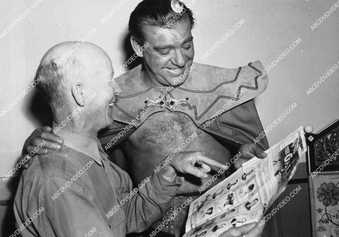 candid Lon Chaney Jr & crew member enjoy reading the funnies film Cobra Woman 7019-017