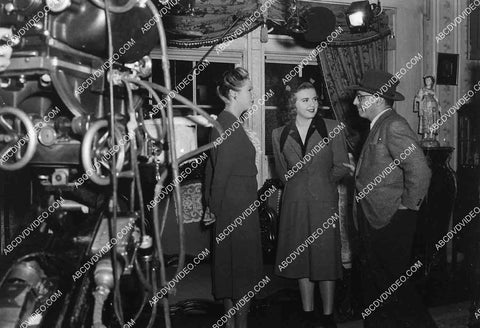 candid Gale Sondergaard, Deanna Durbin w director Richard Siodmak on set film Christmas Holiday 7019-024