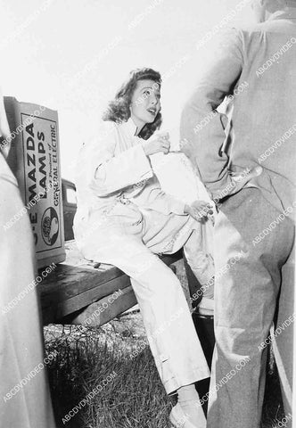 candid Loretta Young on set 7019-030