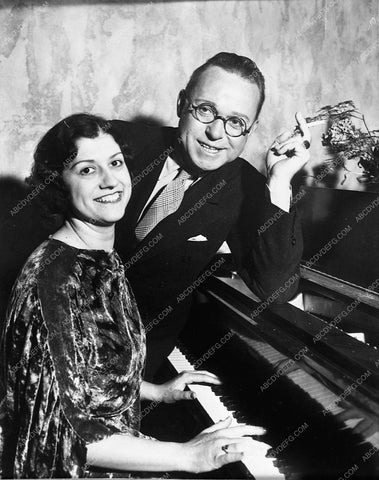 Harry Langdon and wife at home at the piano 7033-10