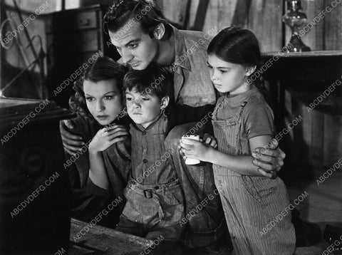 Zachary Scott Betty Field and the kids film The Southerner 7159-29