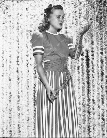 Priscilla Lane and a string of garland 7169-20
