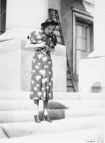 candid Merle Oberon adjusting her camera 7183-28