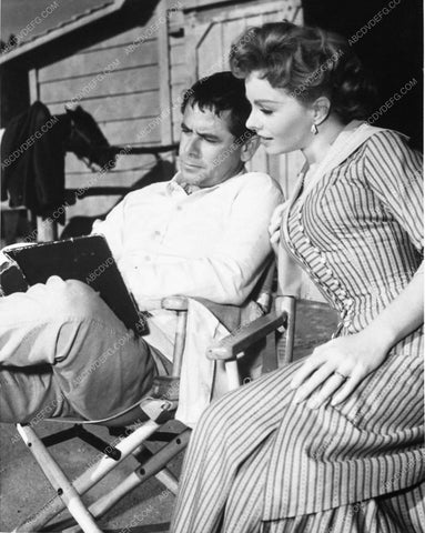 candid Jeanne Crain Glenn Ford reading script Fastest Gun Alive 7183-33