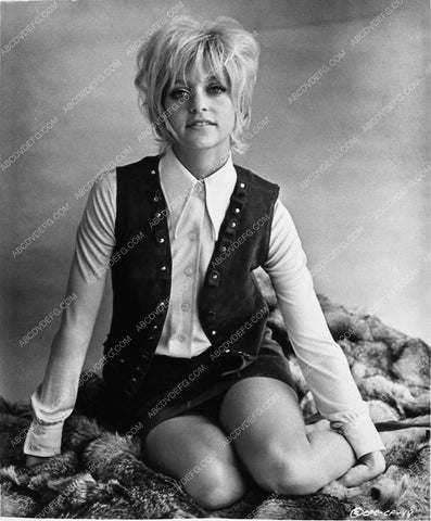 always alluring Goldie Hawn portrait 7316-34