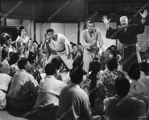 Glenn Ford Eddie Albert film The Teahouse of the August Moon 7561-08