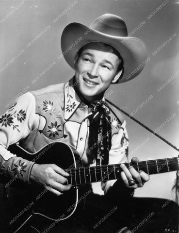 Roy Rogers and his guitar 7600-02